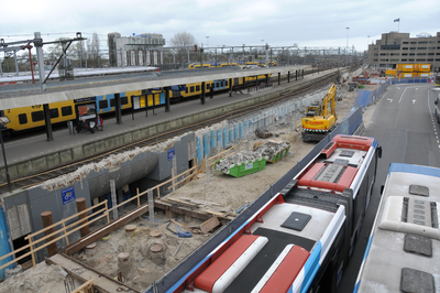 821313 Afbeelding van de werkzaamheden ten behoeve van de bouw van het nieuwe eerste perron van het Centraal Station te ...